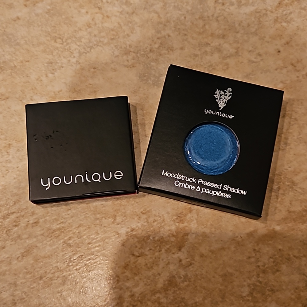 Younique Pressed Shadow and Compact in Thankful